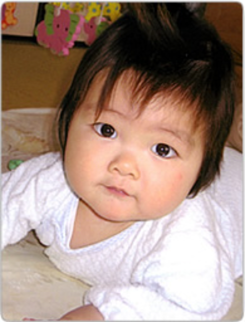 きょとんとした顔でこちらを見つめる赤ちゃん